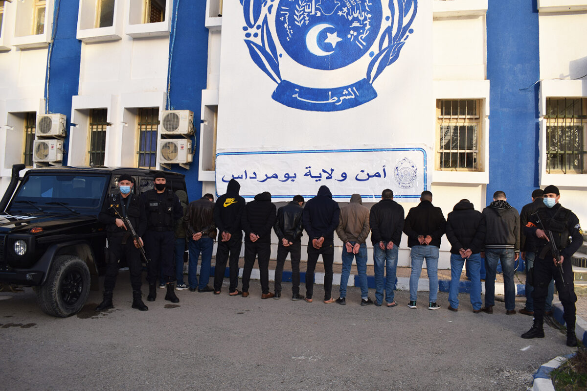 بالصور.. الشرطة الجزائرية توقف 12 شخصاً وتحجز سلعا بقيمة 400 مليار سنتيم