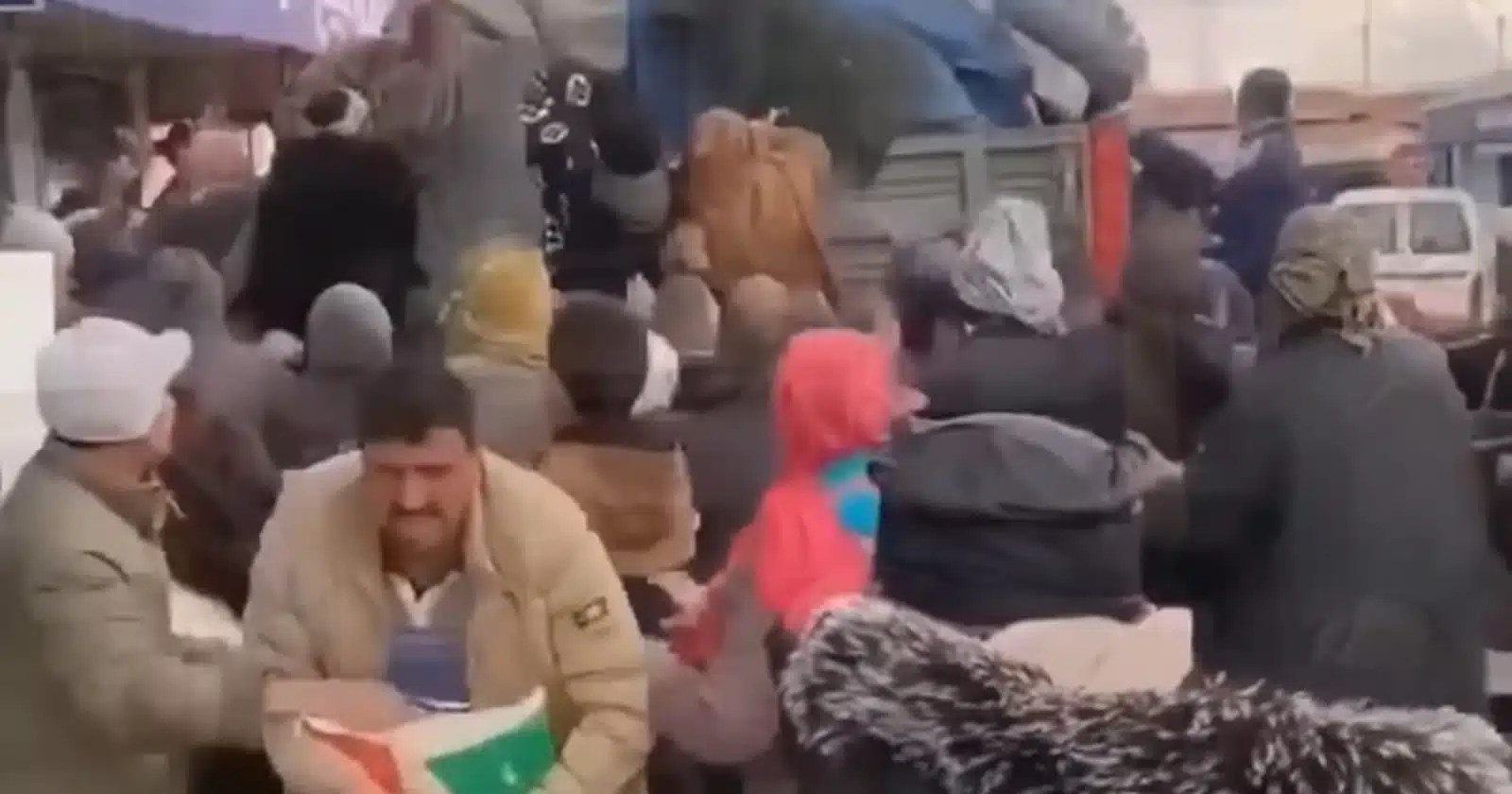 “فرانس برس” تكشف حقيقة تدافع جزائريين للحصول على مواد غذائية