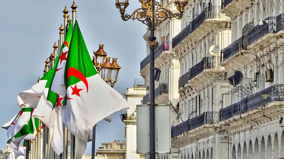 بعد خروقات دبلوماسية.. الجزائر تطالب بترحيل فوري لموظفين فرنسيين