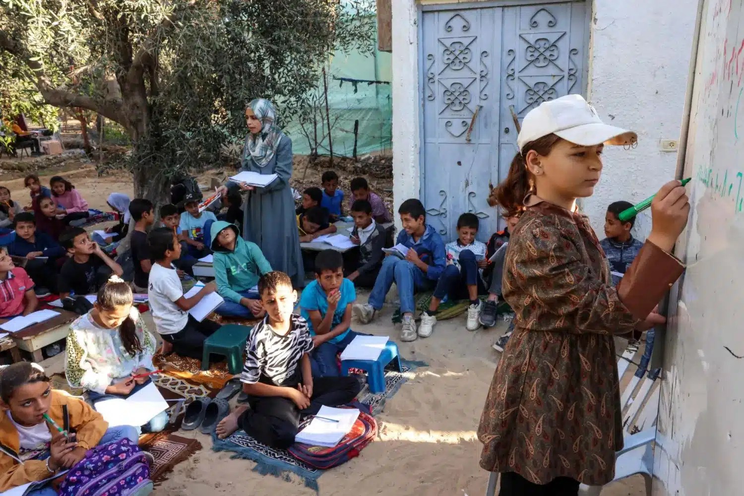 أطفال غزّة يسألون العالم: هل لنا حقّ في التعلّم مثل أطفالكم؟
