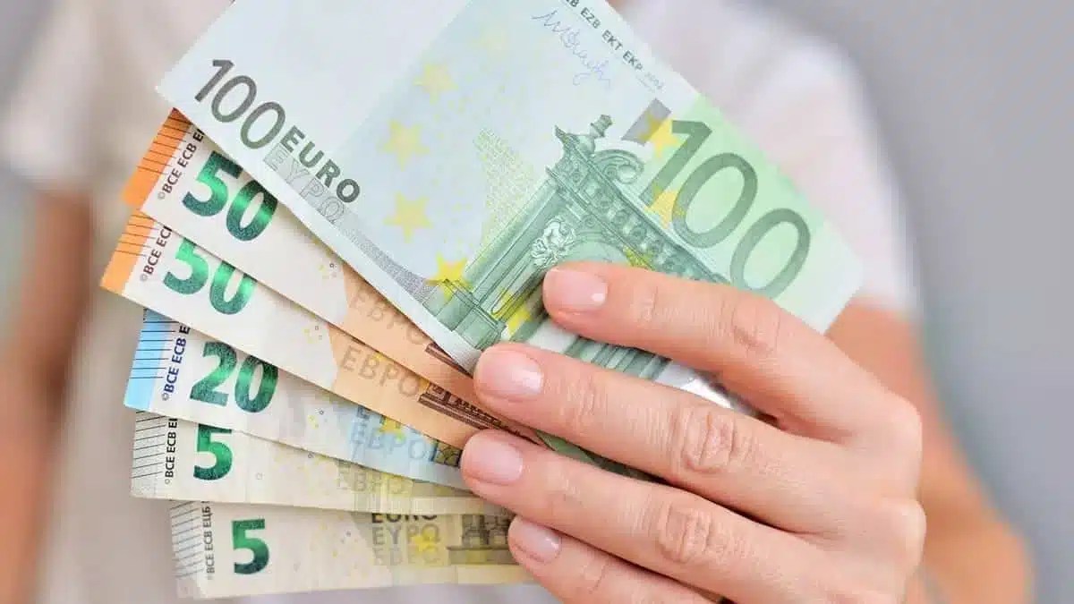 سعر اليورو بالدينار الجزائري في السوق الموازية بالجزائر