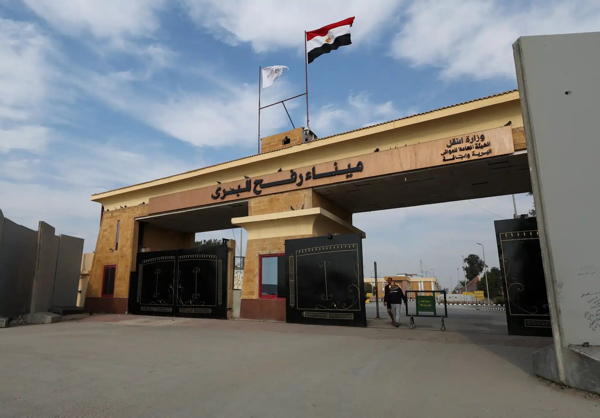 بين النفي المصري والتصعيد الصهيوني..هل يمهد الاحتلال لفتح رفح أمام “خروج قسري”؟