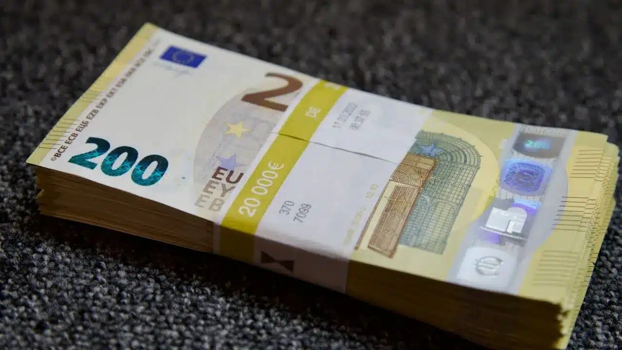 سعر صرف اليورو مقابل الدينار الجزائري الثلاثاء