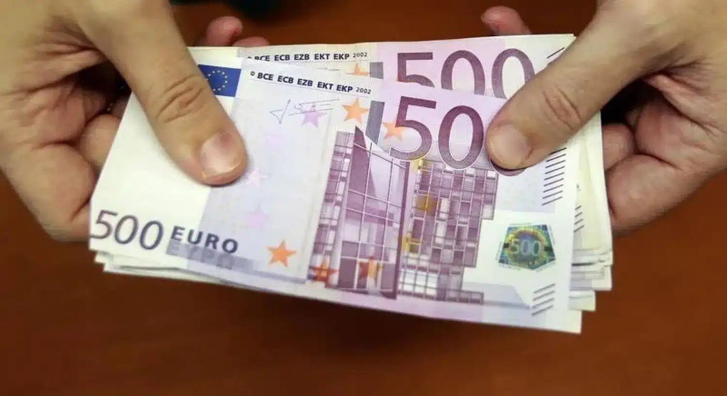 سعر 100 يورو مقابل الدينار الجزائري في السوق السوداء اليوم الأحد