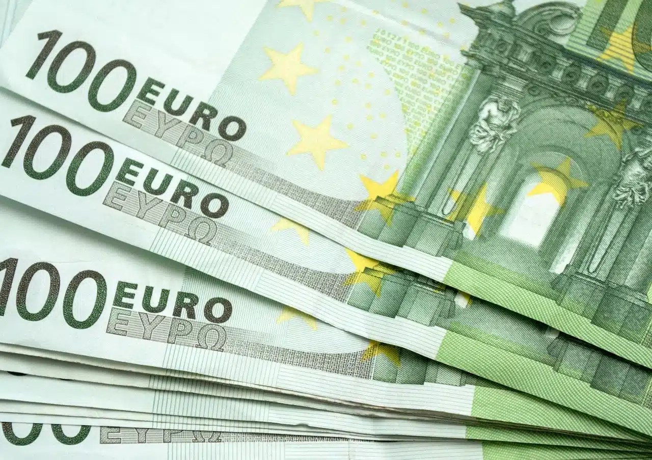 سعر اليورو في السوق السوداء بالجزائر اليوم 24 فيفري.. ارتفاع جديد أمام الدينار