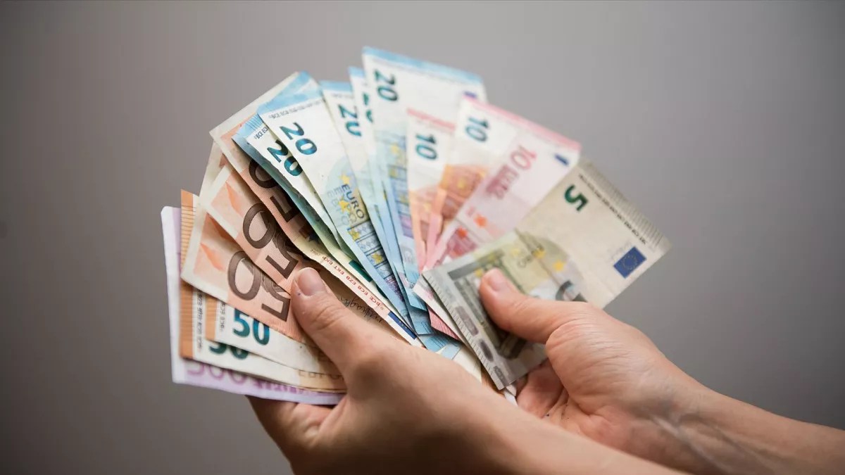 سعر الأورو والدولار مقابل الدينار الجزائري في السوق الموازية