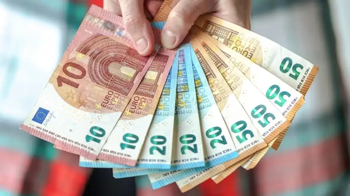 استقرار سعر اليورو في السوق السوداء بالجزائر اليوم الخميس