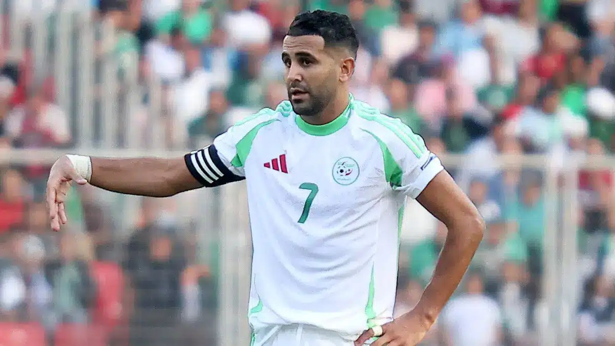 ما حقيقة سحب شارة القيادة من محرز في المنتخب الجزائري؟