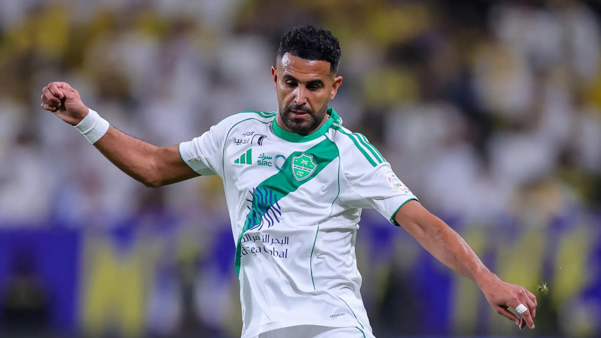 بند مفاجئ يسمح برحيل محرز.. هل يفعلها قائد “الخضر”؟