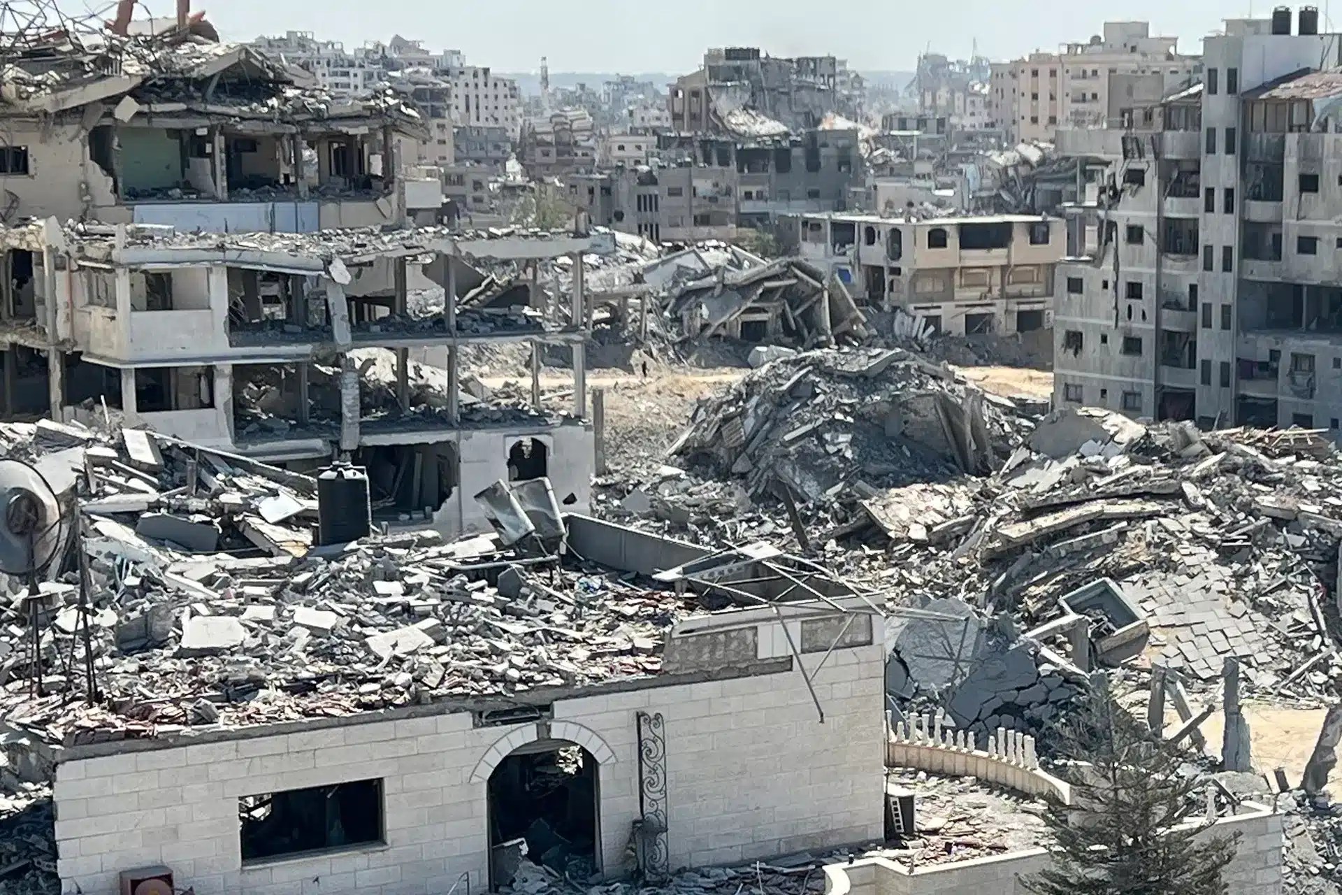 جيش الاحتلال ينسف مربعات سكنية في غزة وخان يونس ويصادر 34 هكتارا بالضفة الغربية