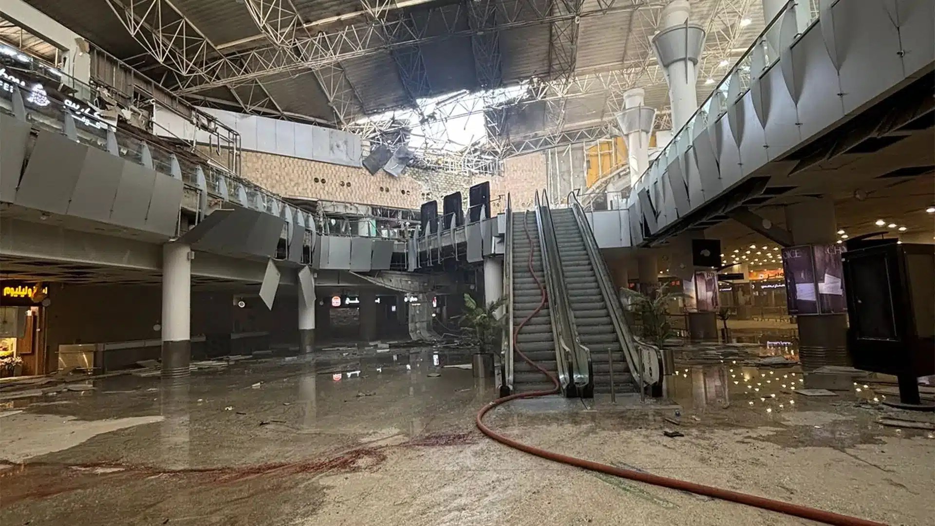 قتيل وعشرات الجرحى بهجوم إيراني على مطار الكويت الدولي