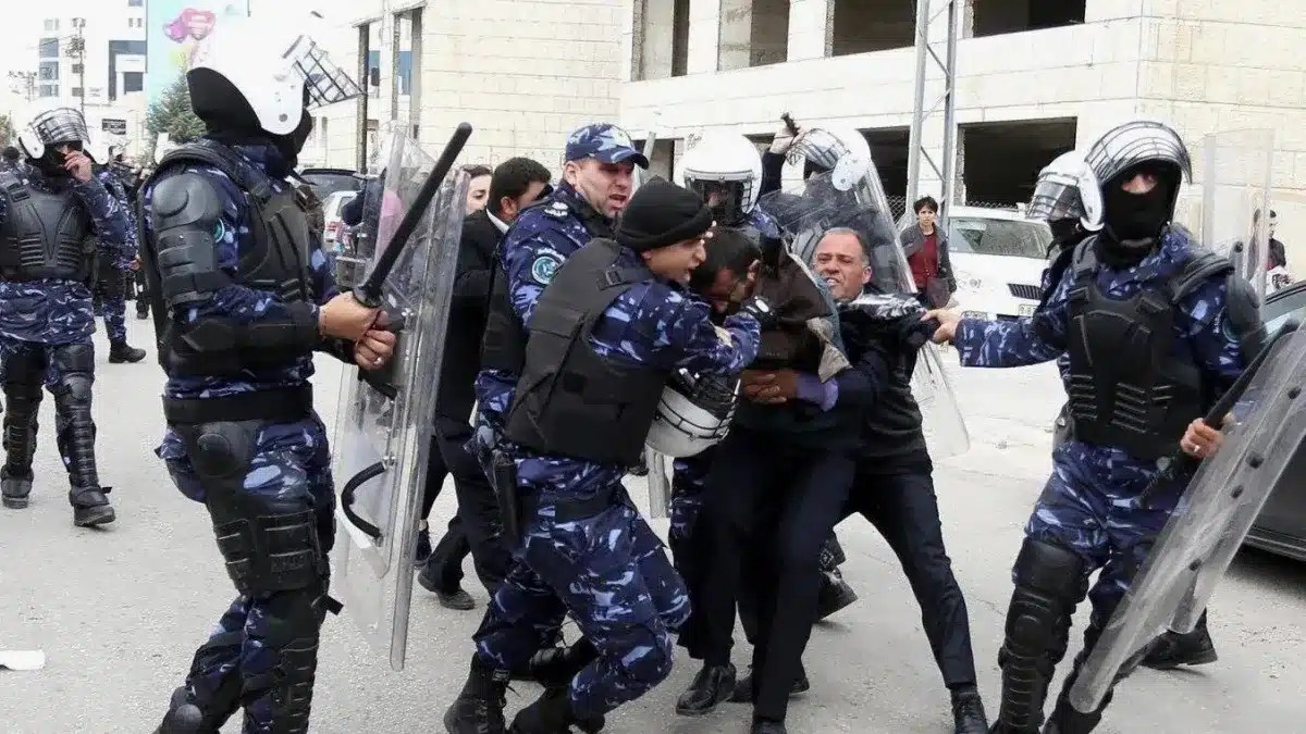 حماس: السلطة الفلسطينية تتبادل الأدوار مع الاحتلال وتطارد المقاومين