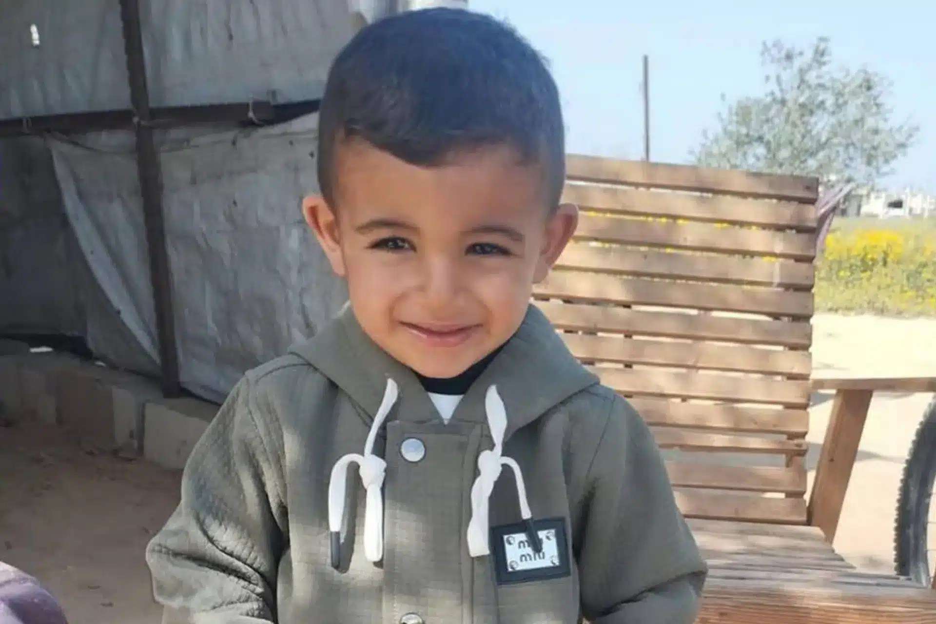 الاحتلال يقتل طفلا بالرصاص أمام والده بغزة