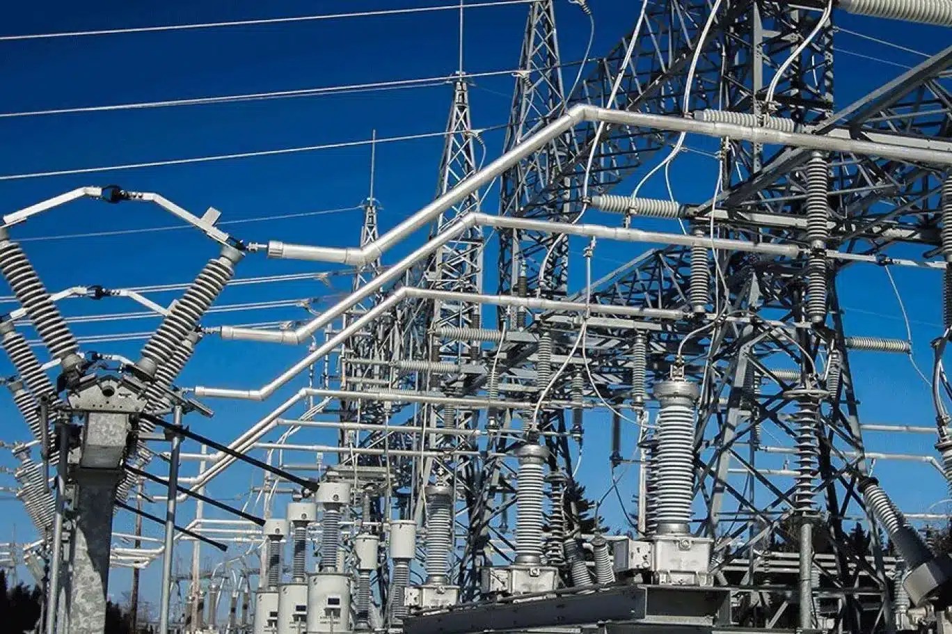 4 دول عربية تسجل أرقاما قياسية في استهلاك الكهرباء.. والجزائر في الصدارة