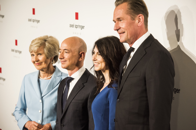 Mathias döpfner, geboren 1963, studierte musikwissenschaft, germanistik und theaterwissenschaften in frankfurt und boston. An Evening For Jeff Bezos Amazon Grunder Nimmt Den Axel Springer Award 2018 In Berlin Entgegen