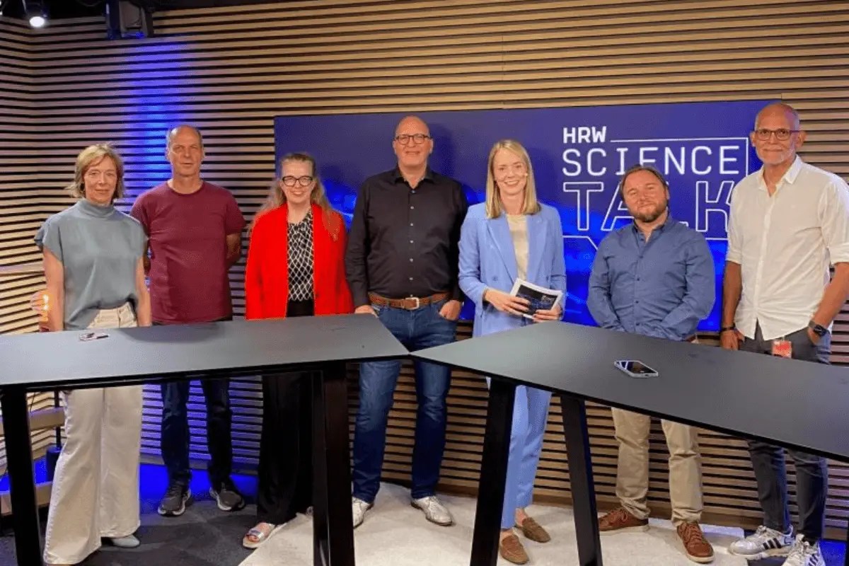 Teilnehmende des HRW Science Talks bei einer Podiumsdiskussion in den Fernsehstudios der FUNKE Mediengruppe in Essen.