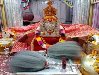 बाबा रामदेव जी की समाधि स्थल पर श्रद्धालु दर्शन करते हुए