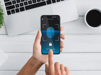 “फेस स्कैन से लॉगिन करता स्मार्टफोन यूज़र”