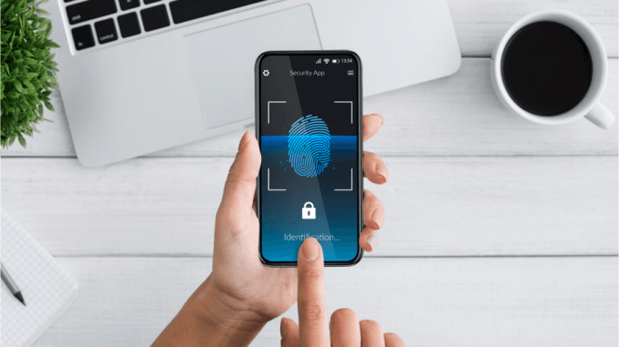 “फेस स्कैन से लॉगिन करता स्मार्टफोन यूज़र”