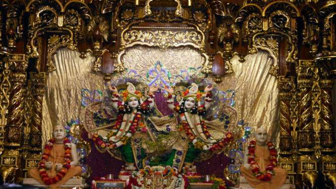 Krishna Balram ISKON मुख्य वेदी पर विराजमान श्रीकृष्ण और बलराम की मूर्तियाँ