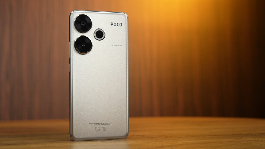 Poco F6 recenzija bočni pogled na telefon