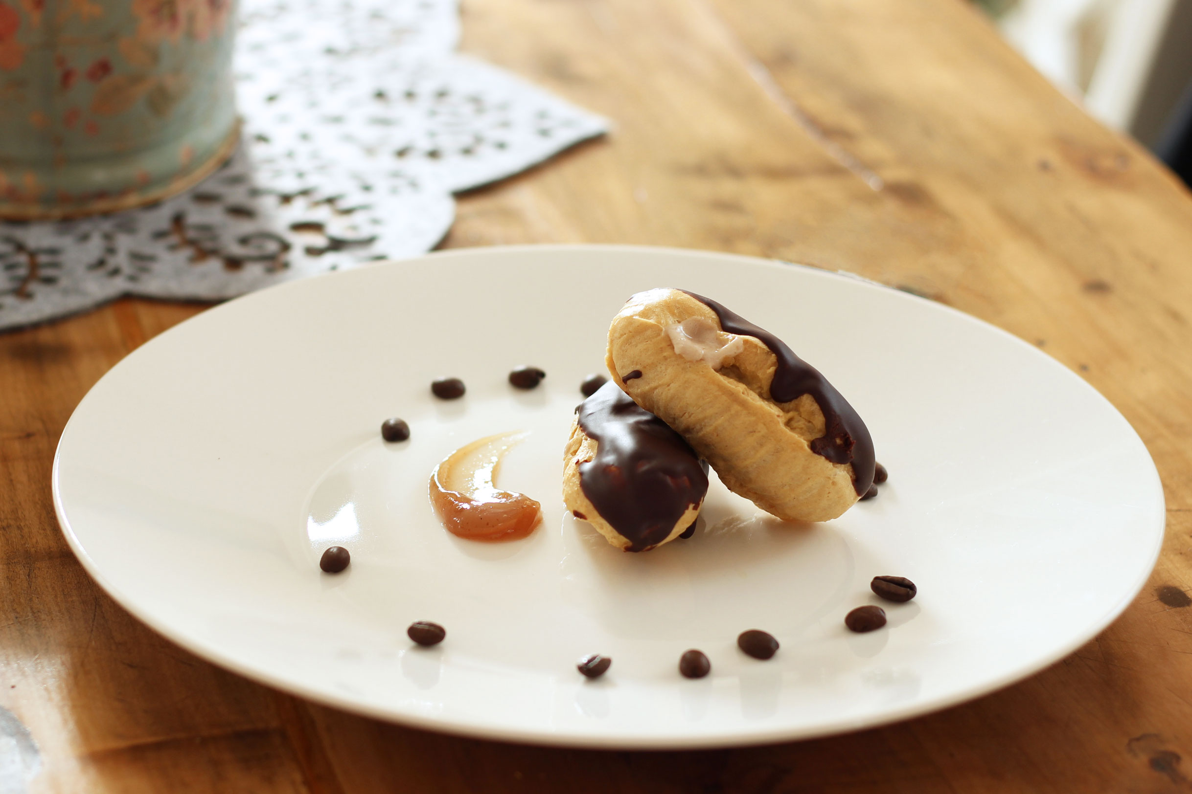 Eclair all’olio con crema di marroni, glassa cioccolato e caffè