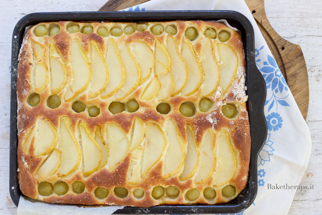 Focaccia con pere e uva