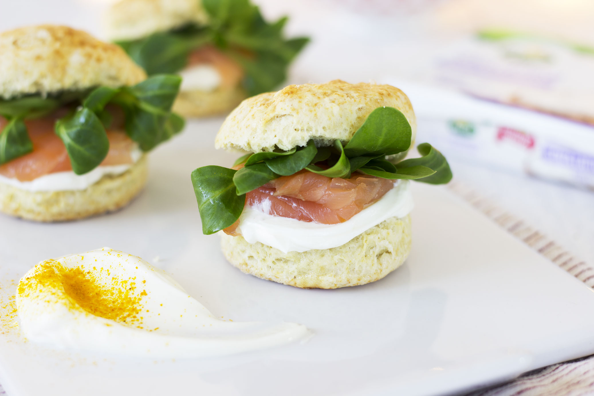 Mini scones salati con salmone, formaggio cremoso e valeriana