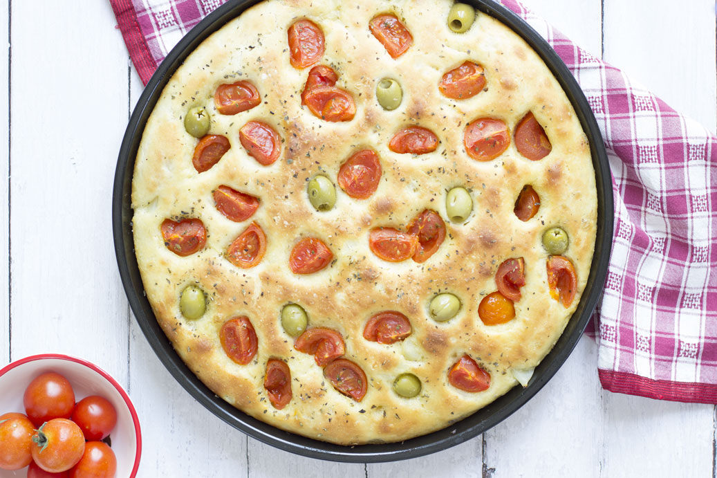 FOCACCIA DI PATATE CON POMODORINI E OLIVE
