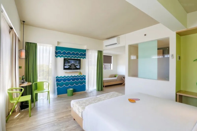 MaxOneHotels at Bukit Jimbaran Bali, affordable hotel with rooftop pool and complimentary breakfast, recommended for budget travelers.