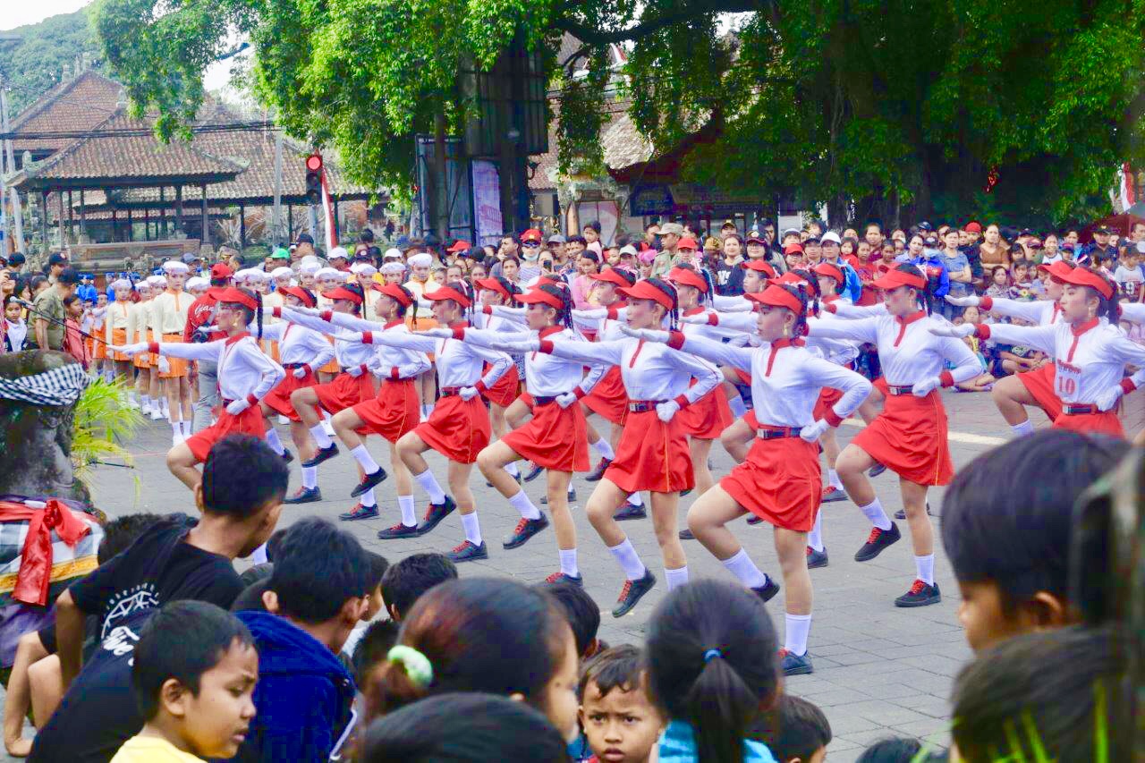 Pakai busana kresek tim gerak jalan sd ini rebut . Lomba Gerak Jalan Sd Dipadati Penonton Bali Ekbis