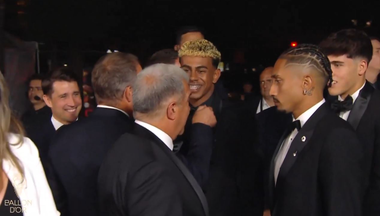 VIDEO/ Flick i rregullon jakën, pritje “armiqësore” për Yamal në ceremoninë e “Topit të Artë”