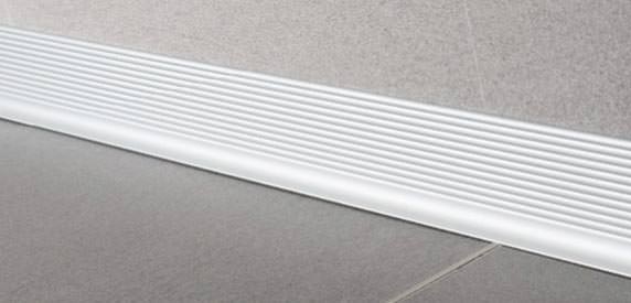 Die abdeckkappen für innenecken machen gehrungsschnitte unnötig und verdecken auch kleine sägefehler. Sockelleisten aus Metall als Alternative zu Holzleisten