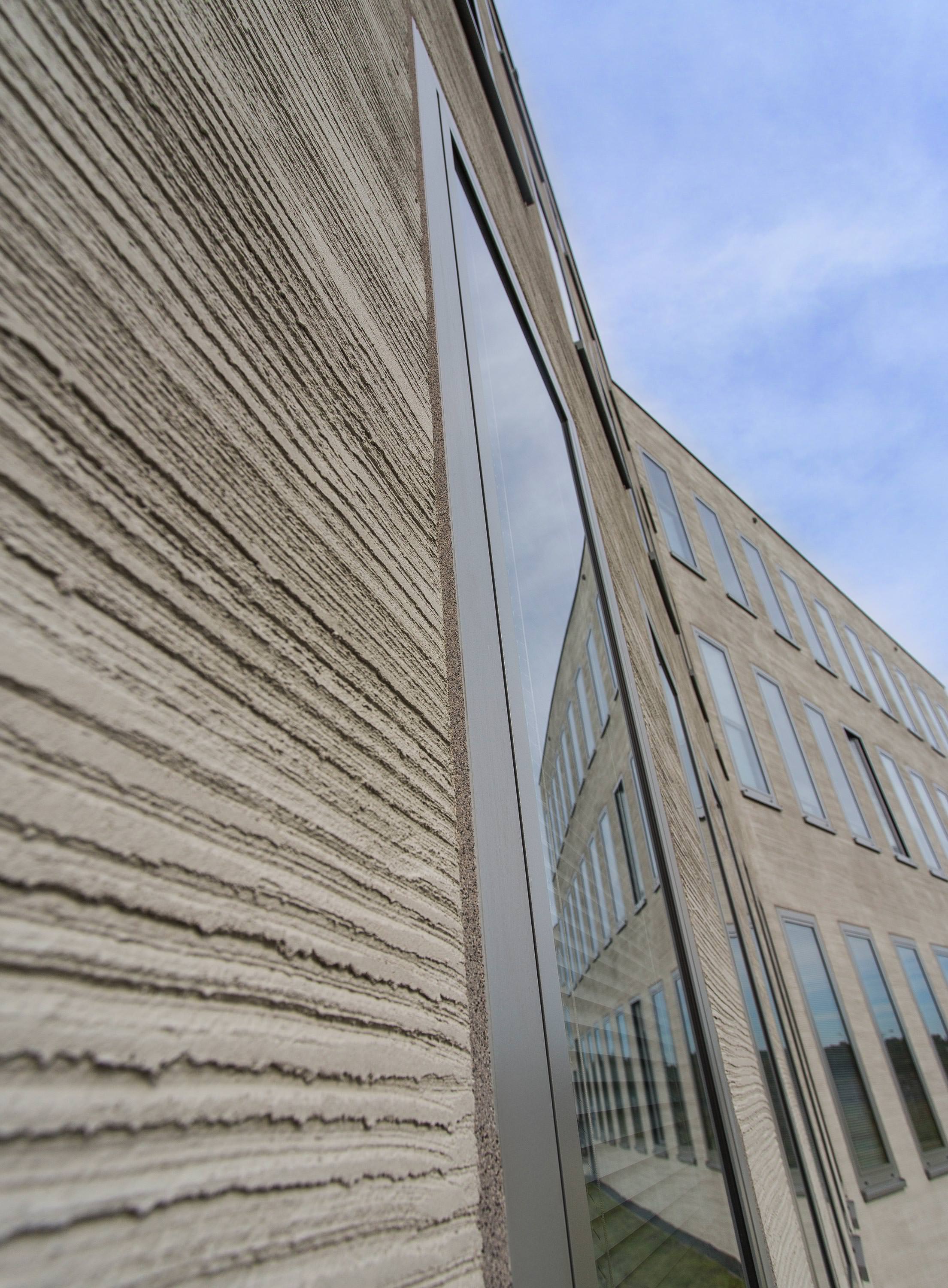 In manchen fällen sollen oberflächen wie holz, metall oder beton verputzt werden. Besenstrich, ein Putz in handwerklicher QualitÃ¤t auf 1.700 mÂ²