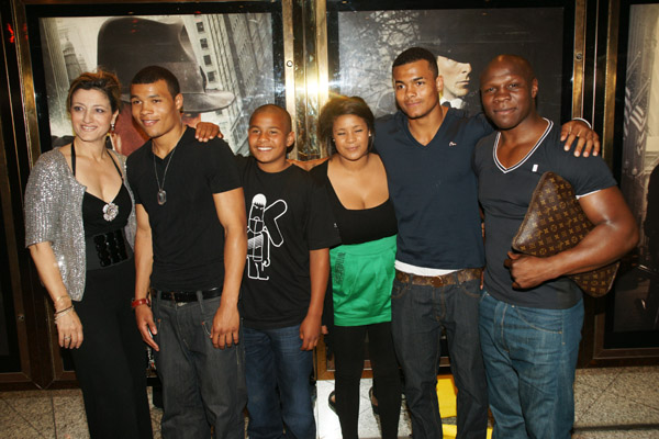 In runde zwei, da sich korobov . CHRIS EUBANK AND FAMILY ATTEND PREMIERE