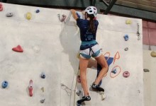Un participante en el rocódromo de La Rosaleda.
