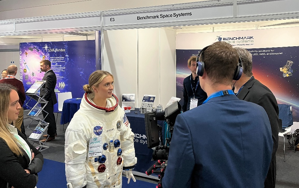 Benchmark Space Systems The Flying Object - Perfect Ultra HD Geometric Backgrounds | Free Download