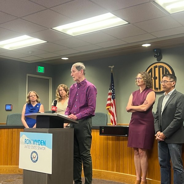Wyden Calls for More Wildfire Support During Bend Visit