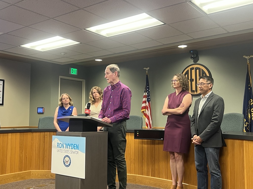 Wyden Calls for More Wildfire Support During Bend Visit