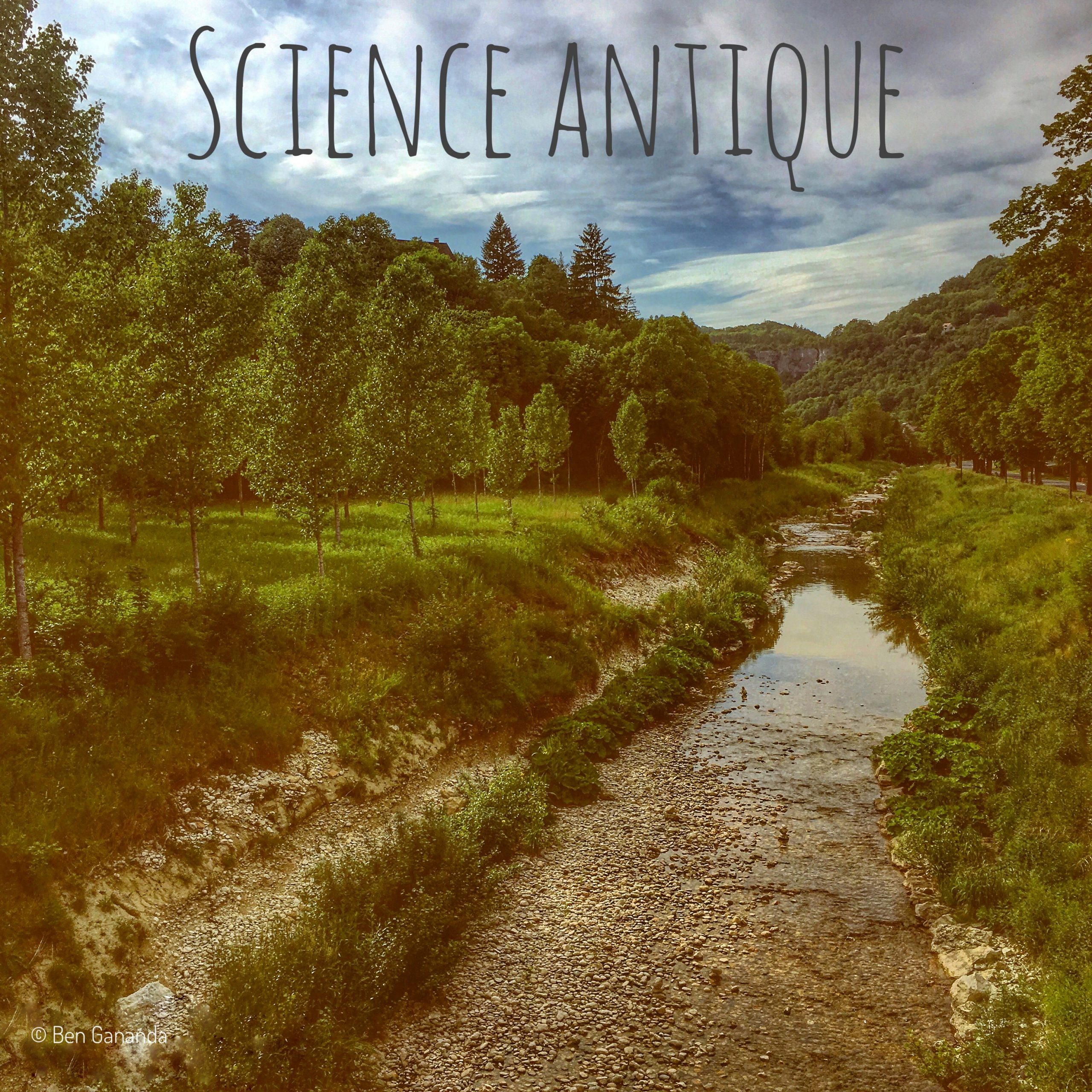 Une rivière au milieu de la nature