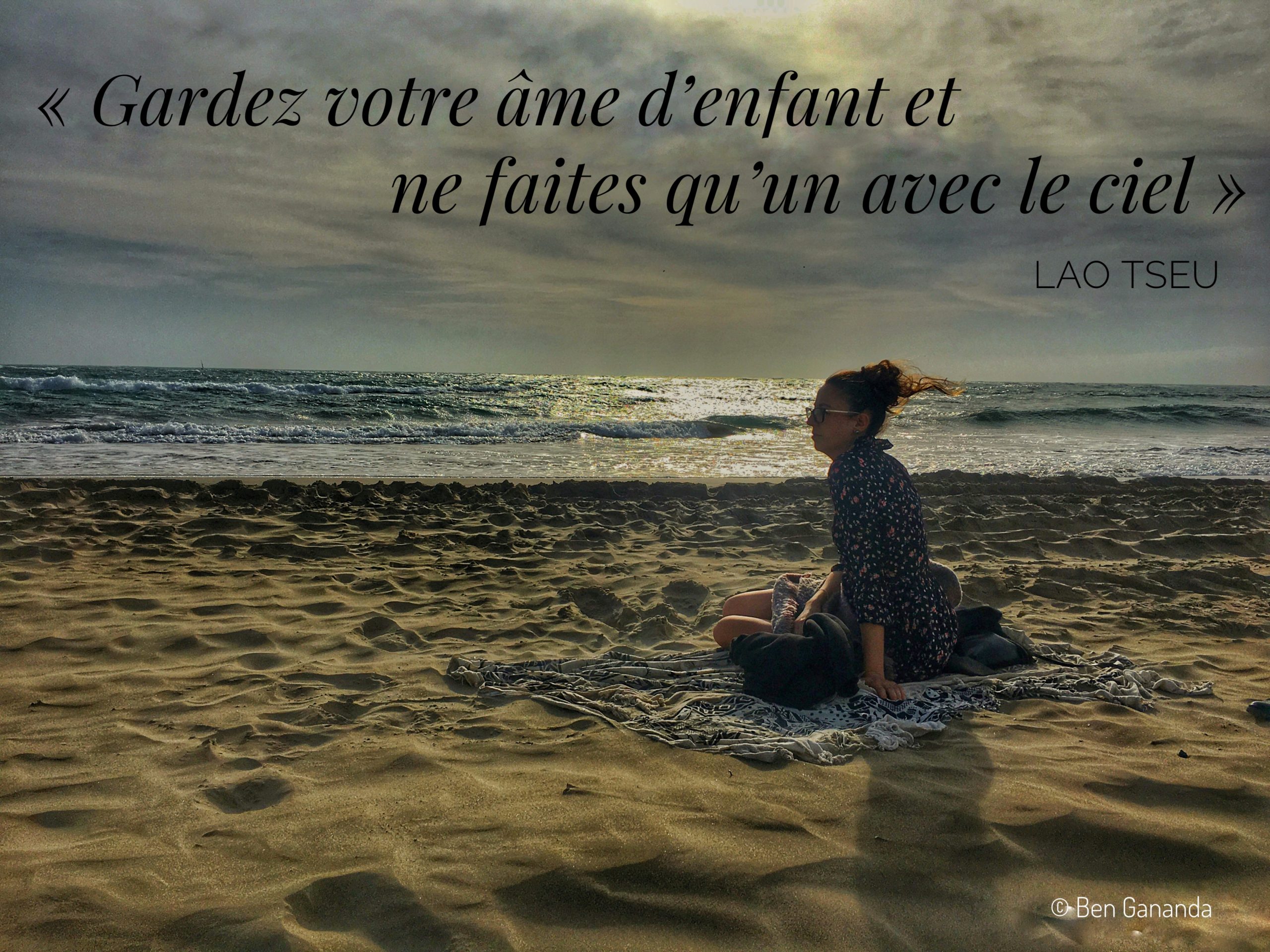 Une jeune femme sur la plage au bord de la mer