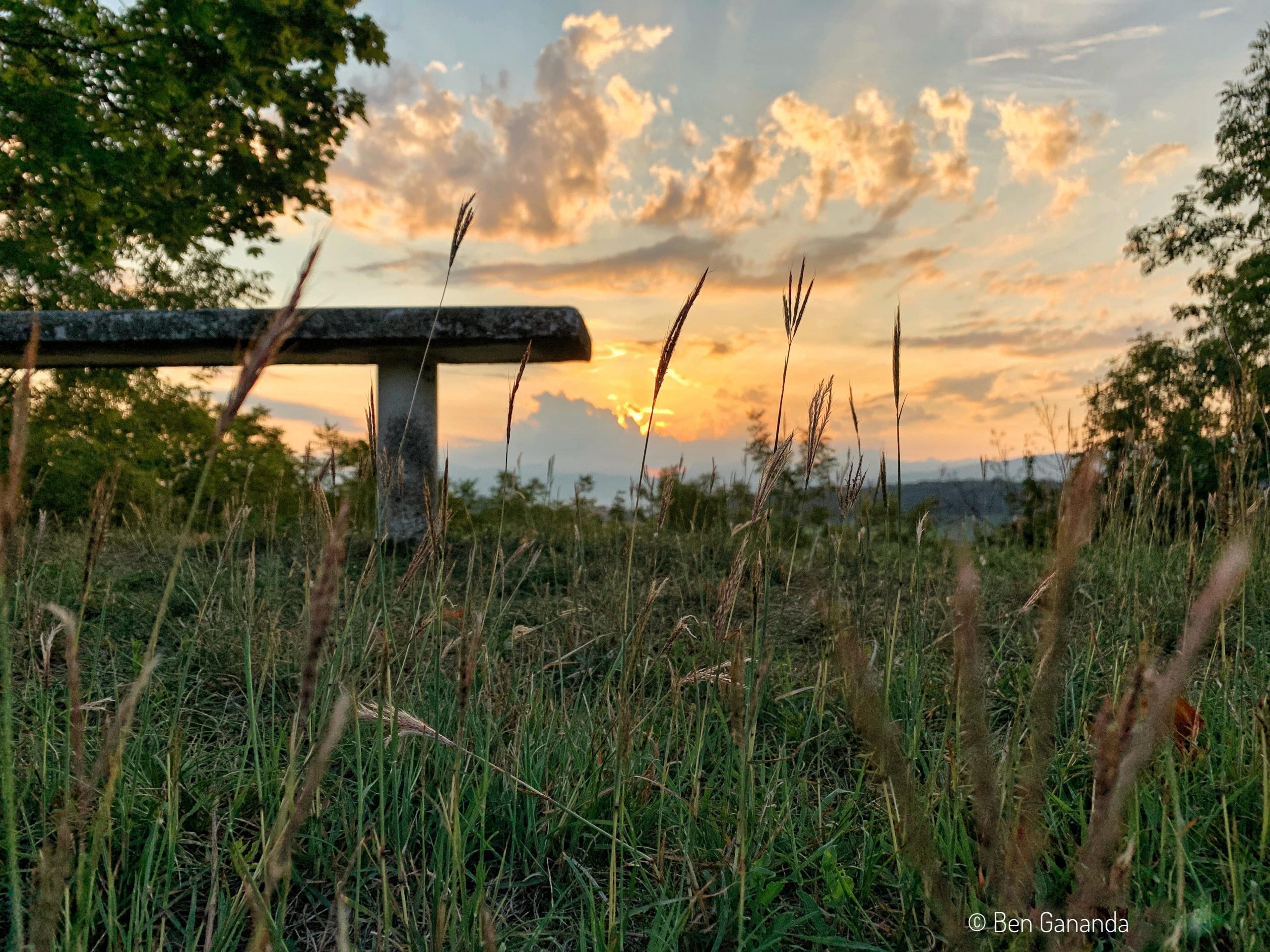 un banc au coucher de soleil