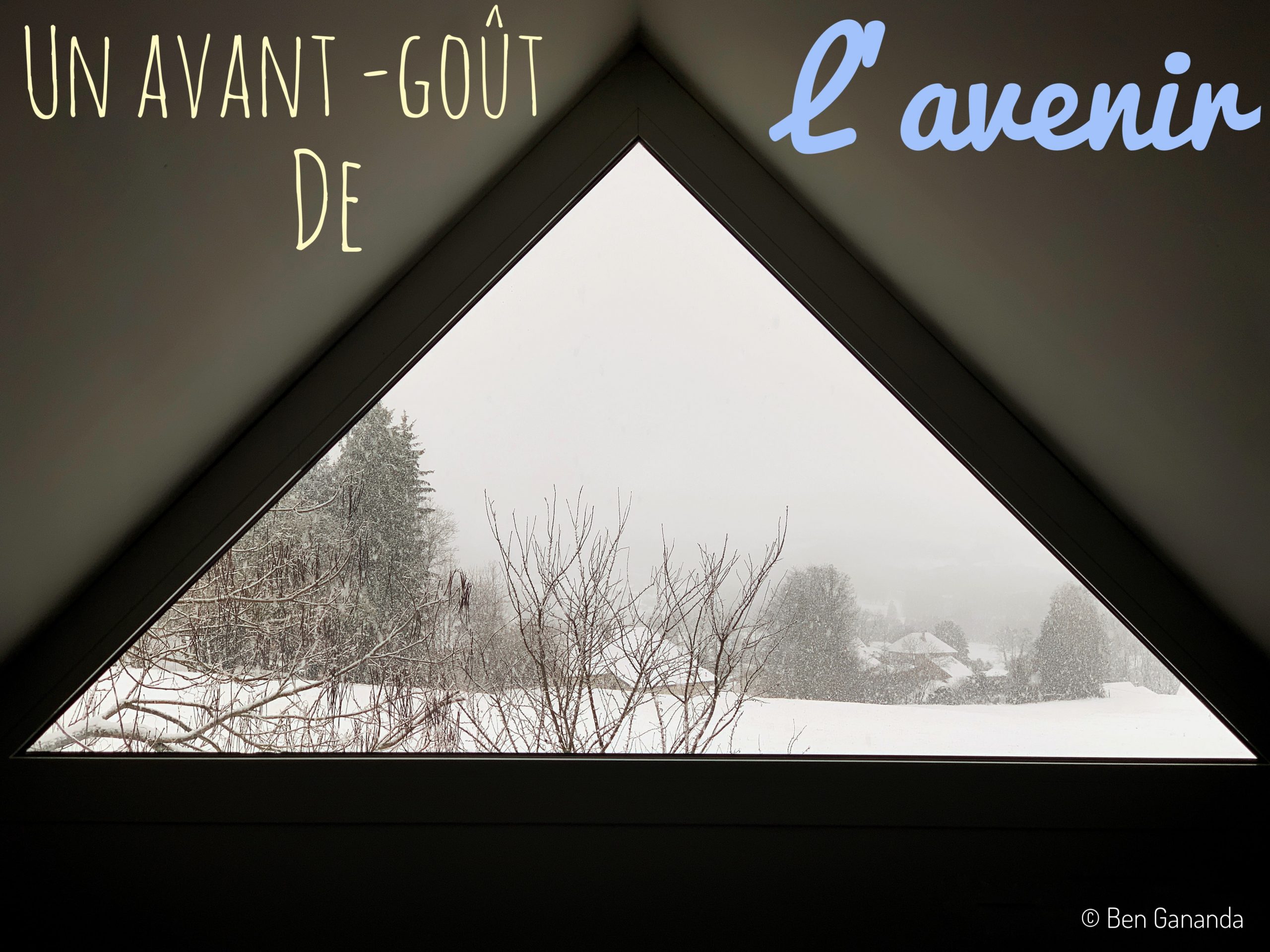 Fenêtre triangle ouverte sur la neige