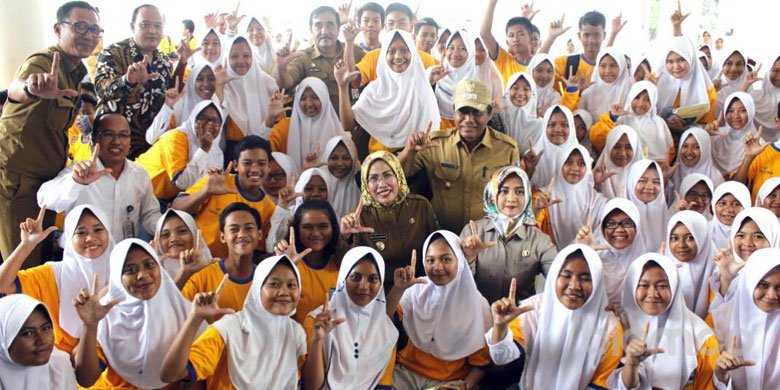 Pidato bahasa jawa serang banten. Lestarikan Bahasa Lokal Bupati Serang Masukkan Bahasa Jawa Serang Sebagai Mulok Di Sekolah Biem Co
