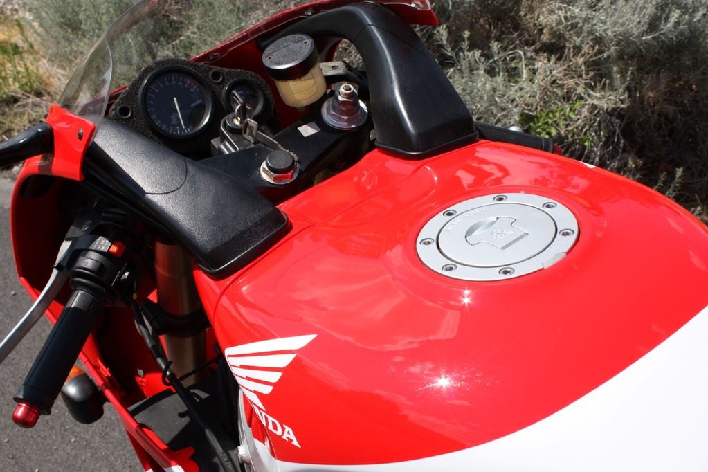 NC35 – 1996 Honda RVF400 | Bike-urious