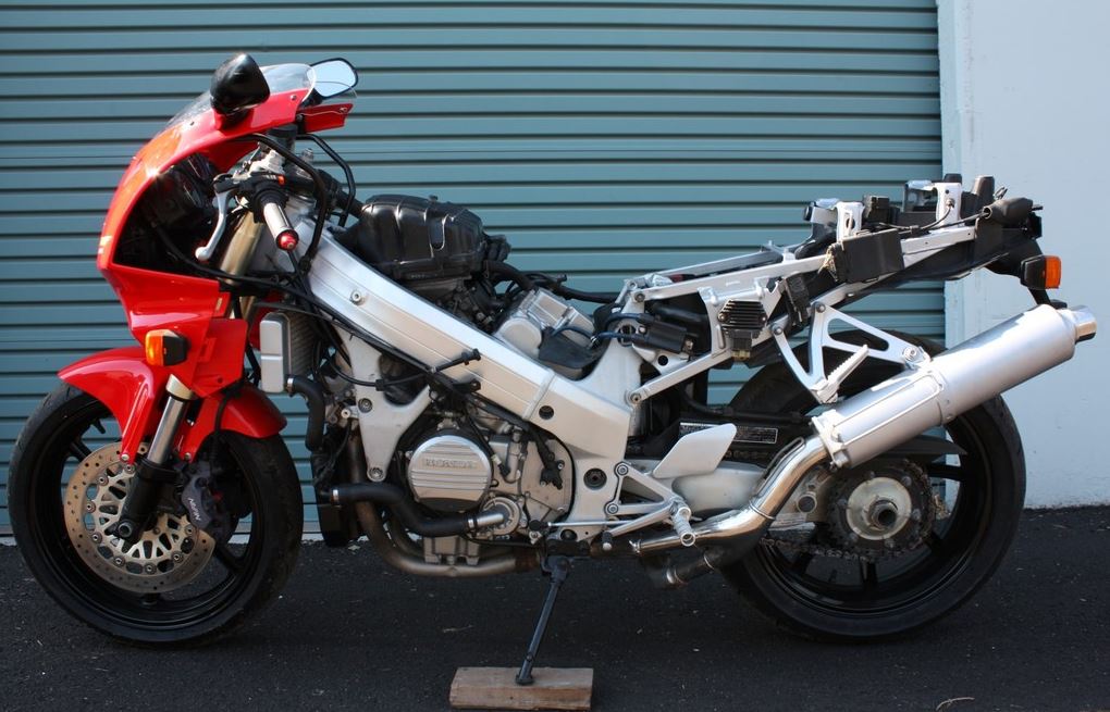 NC35 – 1996 Honda RVF400 | Bike-urious