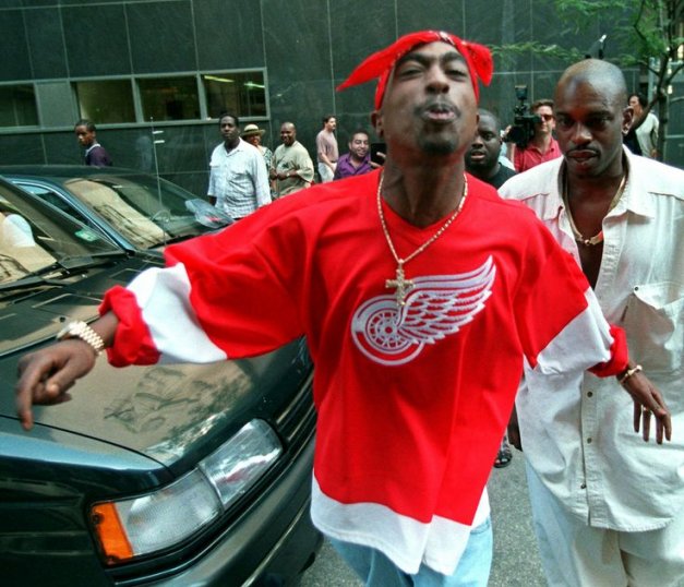 TUPAC 2PAC DETROIT RED WINGS ホッケーシャツ The troubling context around Tupac's infamous Red Wings jersey
