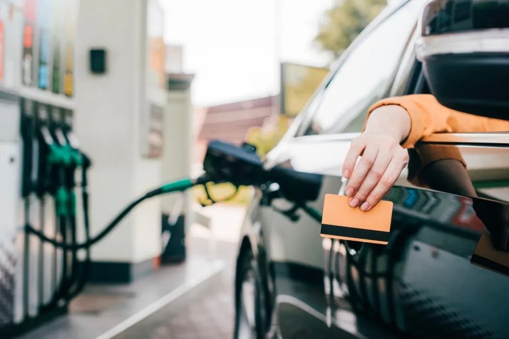 Bencineras económicas y descuentos para enfrentar las alzas del combustible
