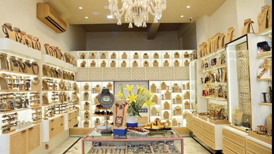 How to start a career at a jewellery store