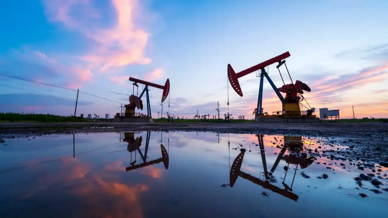 Dow Jones yükselirken, Nasdaq Meta'nın düşüşüyle geriledi 11 petrol